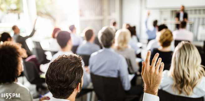 Kompakt-Seminar & Schulung. Ein ganzer Tag, der Ihr Projektteam fit macht f&uuml;r die grunds&auml;tzlichen Aufgaben im Contract & Claim Management im Projektalltag. Quee: istockphoto.com. Urheber: skynesher; Bild: R&uuml;ckblick auf einen Gesch&auml;ftsmann, der auf einem Seminar die Hand legt, Nutzungsrechte bezahlt durch 1155PM consultants GmbH