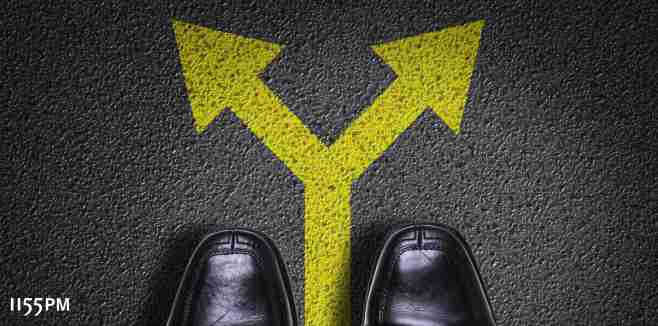 Corona-Krise: Force Majeure oder nicht? Die richtige Vorgehensweise zur Behandlung von Leistungsst&ouml;rungen im Projekt w&auml;hlen. Quelle: istockphoto.com. Bild: Steps with Two Choices. Urheber:gustavofrazao