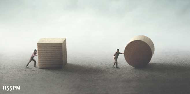 Claim Management Grundlagen. Beispiele praxisnah und verst&auml;ndlich erl&auml;utert. Quelle: istockphoto. Urheber: francescoch; Bild: M&auml;nner dr&uuml;cken verschiedene geometrische Formen aus Hol. Nutzungsrechte bezahlt durch 1155PM consultants GmbH