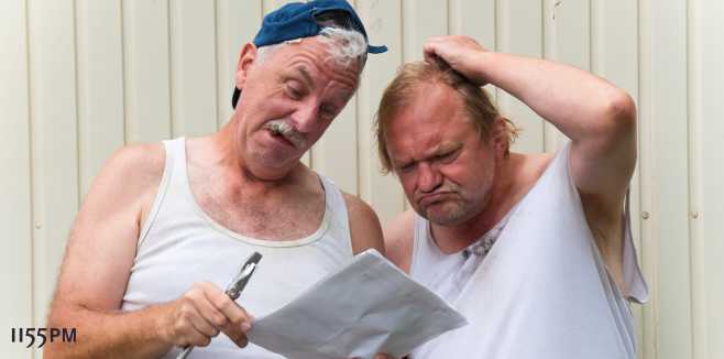 Richtlinien f&uuml;r das Claim Management im Projekt. Einheitlichkeit im Handeln herstellen. Teamaufgabe. Quelle: istockphoto; Urheber: Wicki58; Bild: Zwei Mechaniker mit schwierigen Montageanleitungen. Nutzungsrechte erworben durch 1155PM consultants GmbH