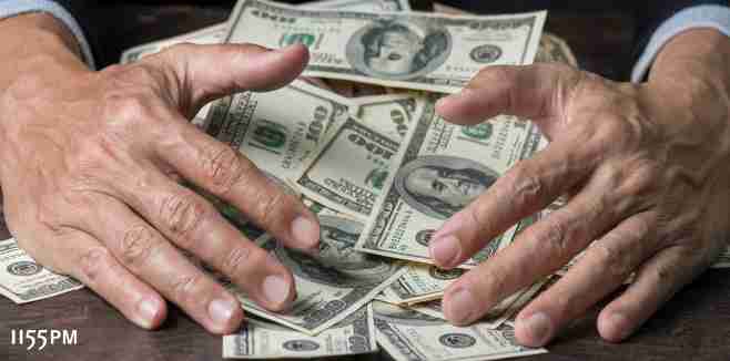 Gier als Quell unlauteren Claim Managements. Quelle: istockphoto.xom; Urheber: cherrybeans; Bild: Man hands sweeping money,business concept. Nutzungsrechte erworben durch 1155PM consultants GmbH