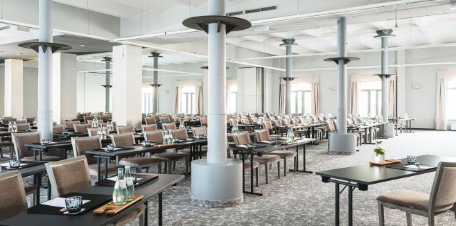 INDUSTRIEFOKUS 2021: Contract & Claim Management. Fachvortrag &bdquo;Zuckerbrot und Peitsche - Erfahrungen mit Bonus-/ Malus-Regelungen in Projektvertr&auml;gen.". Bild mit freundlicher Genehmigung des AMERON Berlin ABION Spreebogen Waterside Hotels