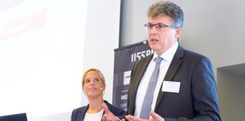 Fachvortrag "Internationale Schiedsverfahren im &Uuml;berblick". Vortragsreferenten: Dr. Ulrike Wesche, Dietmar Ludolph". Urheber des Fotos: Nicolas Det. Alle Nutzungsrechte bezahlt durch die 1155PM consultants GmbH 