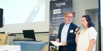 INDUSTRIEFOKUS 2022: Contract & Claim Management. Begr&uuml;&szlig;ung der Tagungsg&auml;ste durch die Gesch&auml;ftsf&uuml;hrung der 1155PM consultants GmbH(J&uuml;rgen Hahn, Christina H&ouml;gy). Urheber des Fotos: Nicolas Det. Alle Nutzungsrechte bezahlt durch die 1155PM consultants GmbH