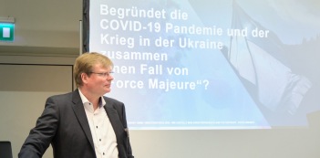 Vortrag "Wie gestaltet man einen pr&uuml;ff&auml;higen Claim?". Peter Simoneit. Urheber des Fotos: Nicolas Det. Alle Nutzungsrechte bezahlt durch die 1155PM consultants GmbH