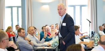 Wechselwirkung zwischen Projektmanagement und Claim Management. Vortragsreferent: Tom M&uuml;ckel. Urheber des Bildes: Nicolas Det. Alle Nutzungsrechte bezahlt durch 1155PM consultants GmbH.