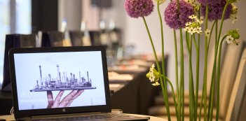 INDUSTRIEFOKUS 2024: Contract und Claim Management. Fr&uuml;hbucherrabatt bis zum 15.05.2024. Urheber des Bildes: Nicolas Det. Alle Nutzungsrechte erworben durch 1155PM consultants GmbH