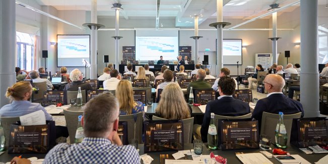 Fachtagung "INDUSTRIEFOKUS 2024: Contract & Claim Management". Vortrag: "Contract & Claim Management: Must-haves im internationalen Vergleich". Vortragsreferent: Herr Werner Lindenthaler. Bildurheber: Nicolas Det. Alle Nutzungsrechte bezahlt durch 1155PM consultants GmbH