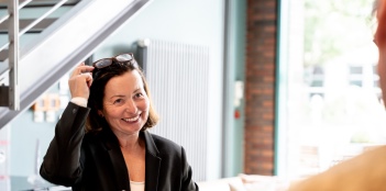 Registrierung der Tagungsg&auml;ste durch Christina H&ouml;gy, Projektleiterin des INDUSTRIEFOKUS 2024: Contract und Claim Management. Urheber des Bildes: Dr. Sabine Schmitz. Alle Nutzungsrechte bezahlt durch 1155PM consultants GmbH.