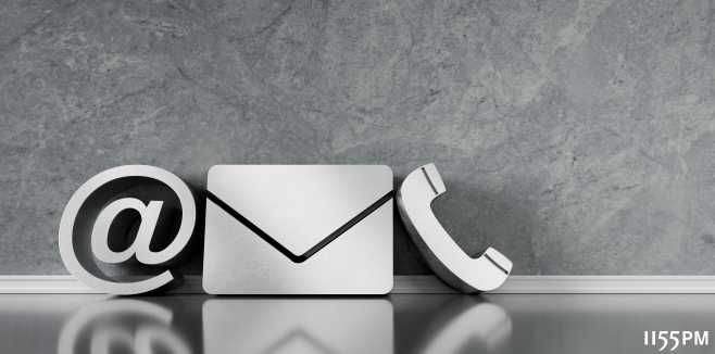 Kontaktaufnahme zum Spezialdienstleister f&uuml;r Contract & Claim Management, der 1155PM consultants GmbH. Bildquelle: istockphoto.com; Urheber: peterschreiber.media; Bild:; 3D graue Textform von Kommunikationssymbolen gegen Wand mit Copyspace.