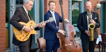 Networking-Veranstaltung auf der Fachtagung "INDUSTRIEFOKUS 2023". Musikalische Untermalung durch die Band Urheber des Bildes: Nicolas Det. Alle Nutzungsrechte bezahlt durch 1155PM consultants GmbH."Jazz Royal". Networking-Veranstaltung auf der Fachtagung "INDUSTRIEFOKUS 2023". Musikalische Untermalung durch die Band Urheber des Bildes: Nicolas Det. Alle Nutzungsrechte bezahlt durch 1155PM consultants GmbH."Jazz Royal".