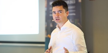 Vortrag "Der Bauzeitverlängerungs-Claim". Vortragsreferent: Herr Daniel Wiese. Urheber des Bildes: Nicolas Det. Alle Nutzungsrechte bezahlt durch 1155PM consultants GmbH. Vortrag "Der Bauzeitverlängerungs-Claim". Vortragsreferent: Herr Daniel Wiese. Urheber des Bildes: Nicolas Det. Alle Nutzungsrechte bezahlt durch 1155PM consultants GmbH.