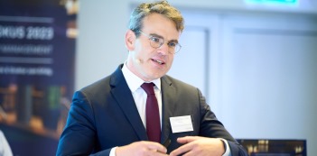 Dr. Adrian Müller-Helle. Vortragsthema: Lessons Learned -Praxiserfahrungen aus der Anwendung von FIDIC-Verträgen durch deutsche Unternehmen. Urheber des Bildes: Nicolas Det. Alle Nutzungsrechte bezahlt durch 1155PM consultants GmbH. Dr. Adrian Müller-Helle. Vortragsthema: Lessons Learned -Praxiserfahrungen aus der Anwendung von FIDIC-Verträgen durch deutsche Unternehmen. Urheber des Bildes: Nicolas Det. Alle Nutzungsrechte bezahlt durch 1155PM consultants GmbH.