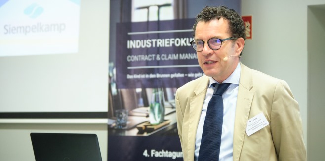 „Erfahrungen mit der Claim-Behandlung im internationalen Vergleich“. Vortrag Herr Tarek Salama. Urheber des Bildes: Nicolas Det. Alle Nutzungsrechte bezahlt durch 1155PM consultants GmbH „Erfahrungen mit der Claim-Behandlung im internationalen Vergleich“. Vortrag Herr Tarek Salama. Urheber des Bildes: Nicolas Det. Alle Nutzungsrechte bezahlt durch 1155PM consultants GmbH