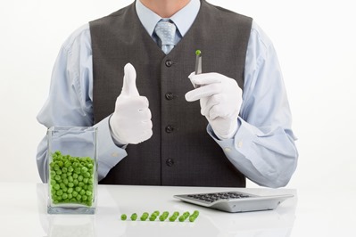 Claim Management. Eine Begriffsdefiniton. Bildnachweis: Quelle. istockphoto.com, Urheber: Tuned_in, Bildname: Mann hält Erbse in tweezer und zeigen Daumen hoch Claim Management. Eine Begriffsdefiniton. Bildnachweis: Quelle. istockphoto.com, Urheber: Tuned_in, Bildname: Mann hält Erbse in tweezer und zeigen Daumen hoch