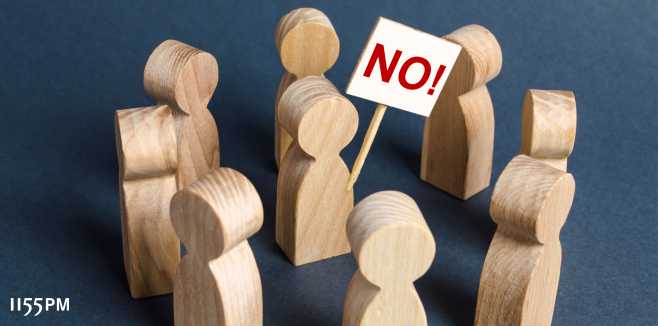 Anti Claim Management Definition. Grundsätzliche Überlegungen. Quelle: istockphoto; Urheber: ndrii Yalanskyi; Bild: Person hält ein NO-Plakat von Menschen umgeben; Nutzungsrechte erworben durch 1155PM consultants GmbH Anti Claim Management Definition. Grundsätzliche Überlegungen. Quelle: istockphoto; Urheber: ndrii Yalanskyi; Bild: Person hält ein NO-Plakat von Menschen umgeben; Nutzungsrechte erworben durch 1155PM consultants GmbH