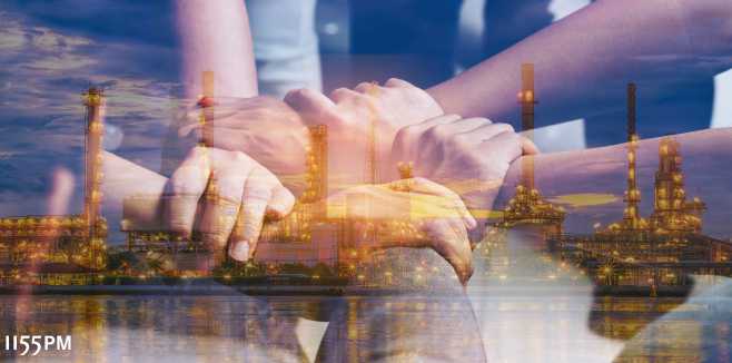 Organisationsberatung Contract & Claim Management, Kulturwandel, Mitarbeiter einbeziehen, Professionalisierung. Quelle: istockphoto.com; Urheber: Moostocker; Bild: Double exposure of hands collaboration and oil refinery Organisationsberatung Contract & Claim Management, Kulturwandel, Mitarbeiter einbeziehen, Professionalisierung. Quelle: istockphoto.com; Urheber: Moostocker; Bild: Double exposure of hands collaboration and oil refinery